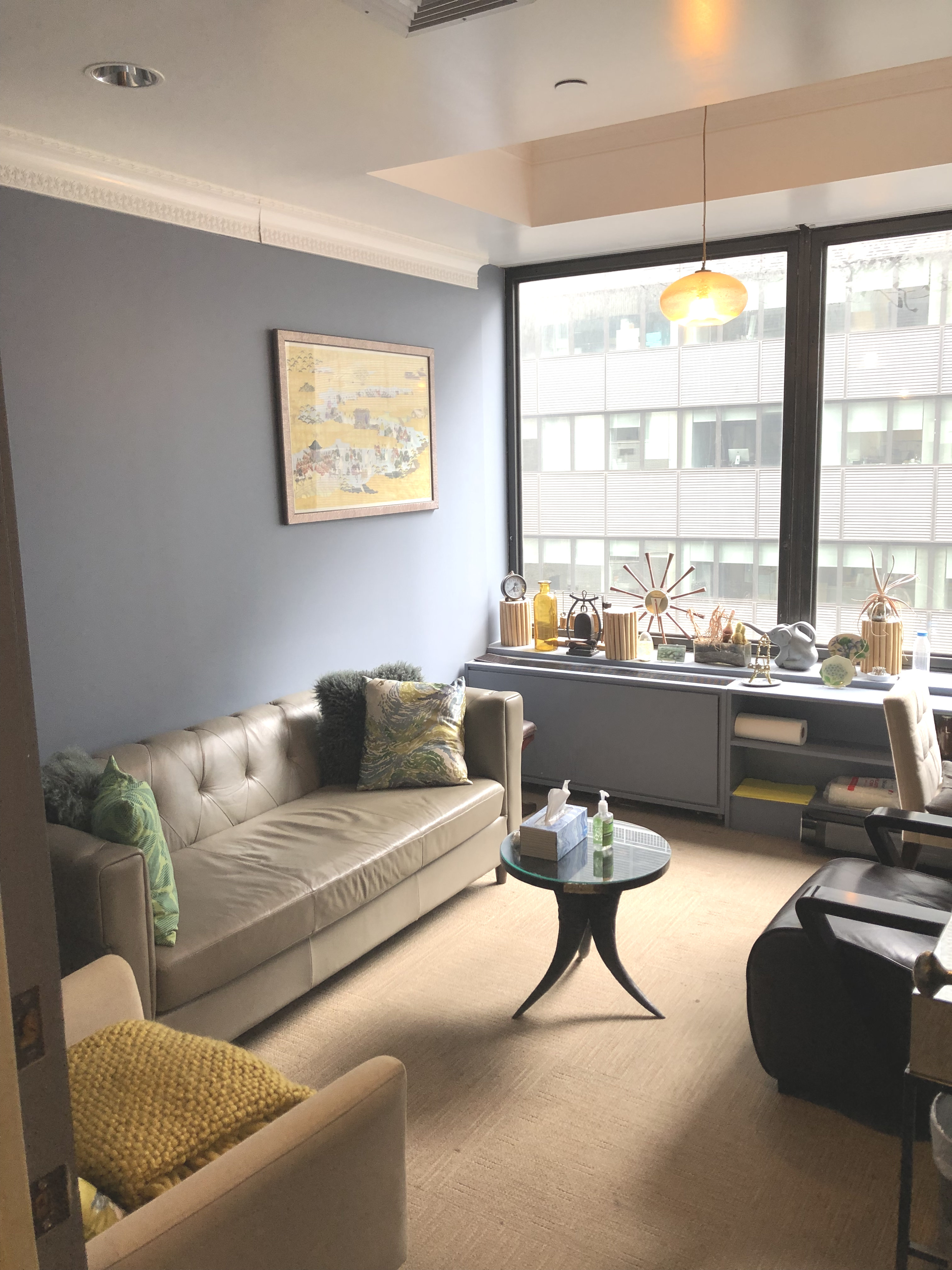 Explore flexible office space in Upper East Side, NYC, a serene space for therapists. designed to enhance focus and client comfort.