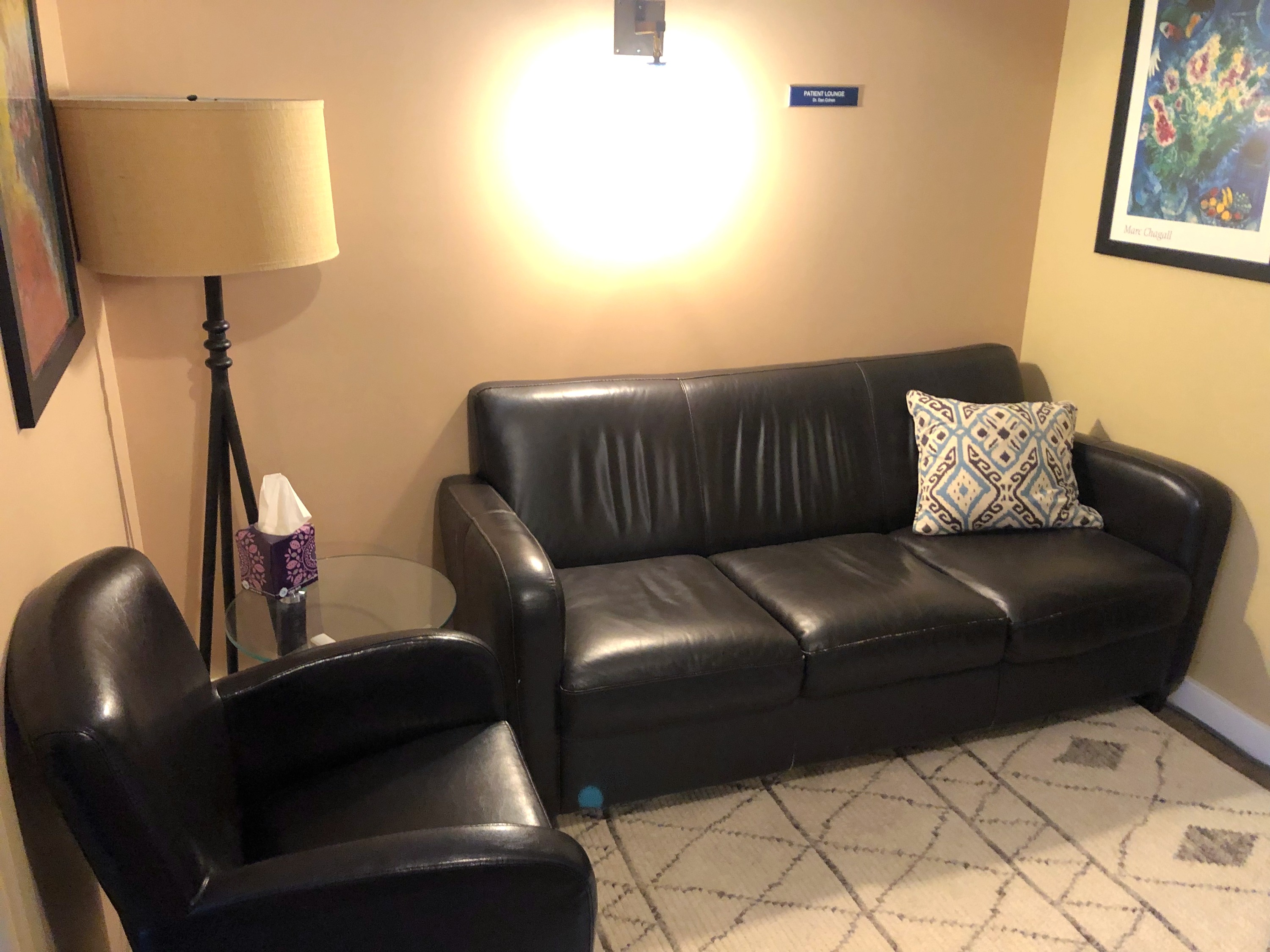 Experience flexible office space in Upper East Side, NYC, perfect for therapists seeking designed with warm tones to create a soothing atmosphere.